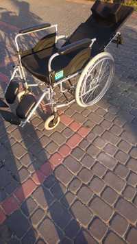 Wózek inwalidzki z uchylnym oparciem, wygodny i lekki.