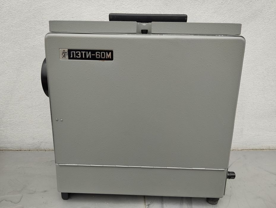 діапроектор новий виробн СССР в комплекті зіп ,є деякі плівки.