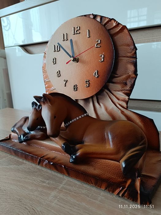 Zegar stojący konie