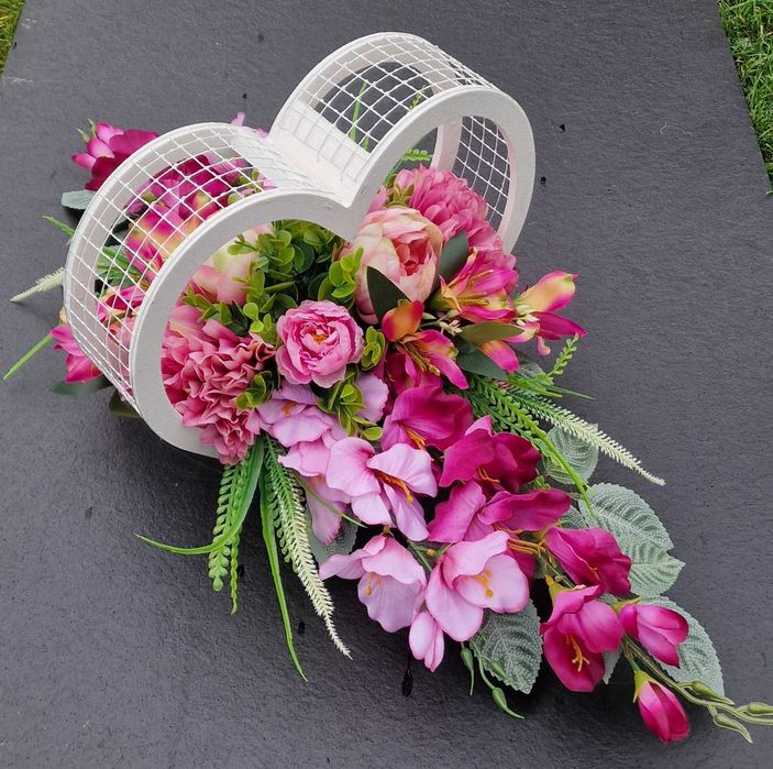 Kompozycja kwiatowa na grób cmentarz stroik serce ikebana Z503