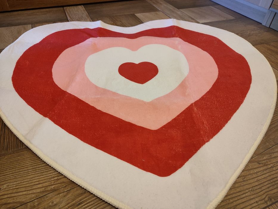 Nowy dywan do pokoju 80 cm Serce