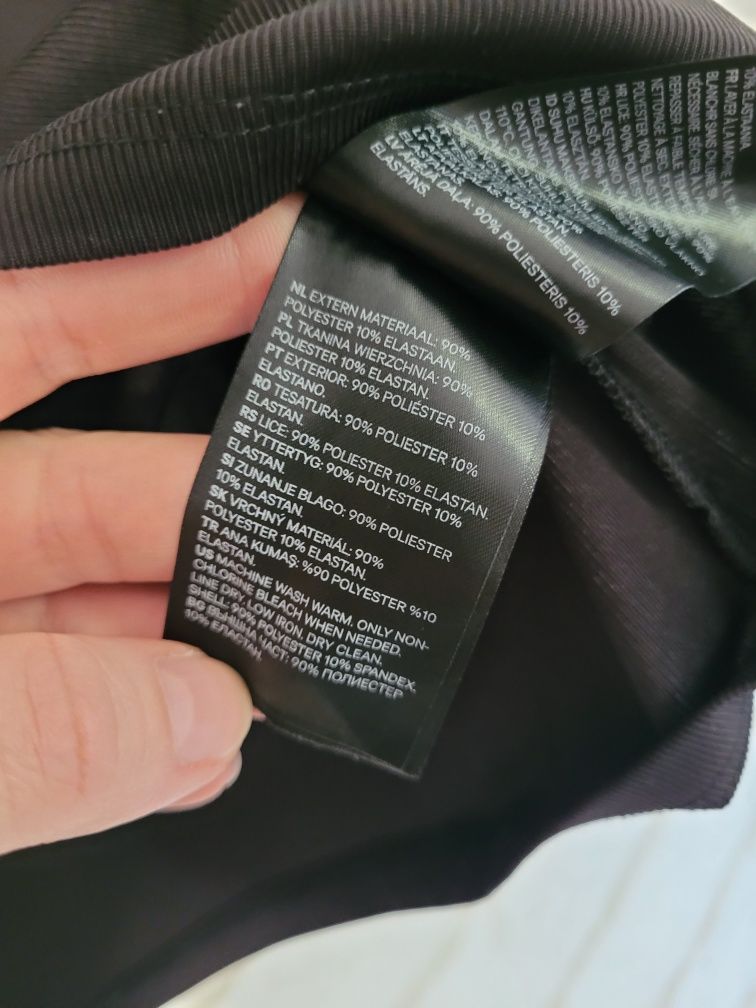 Czarna dopasowana bluzeczka H&M