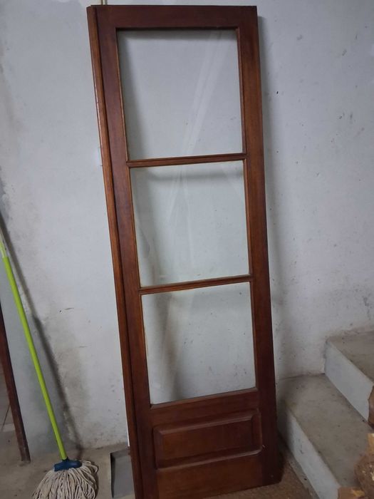 Janelas e porta de madeira de varias medidas