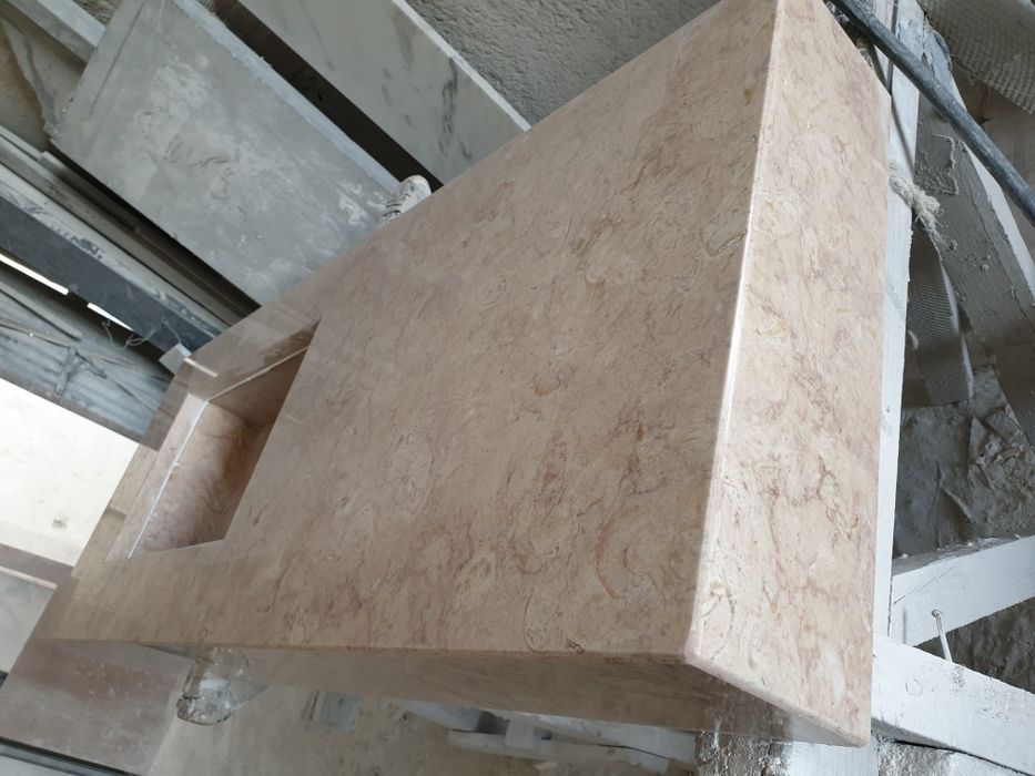 Bancada em lioz com lavatorio