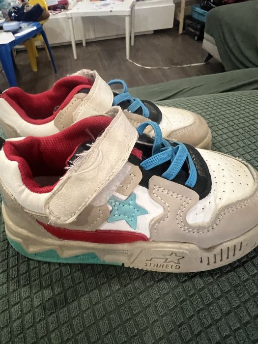 Tenis branco, verde, azul e vermelho. 29