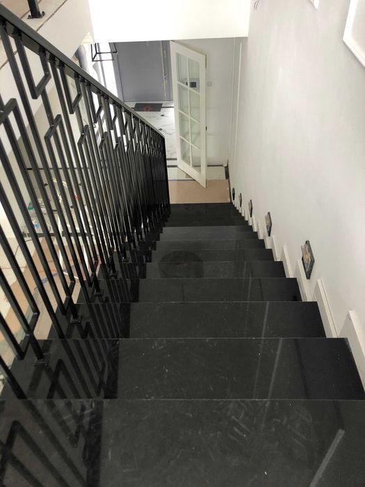 Schody z oryginalnego kamienia, konglomerat, spiek, marmur, granit