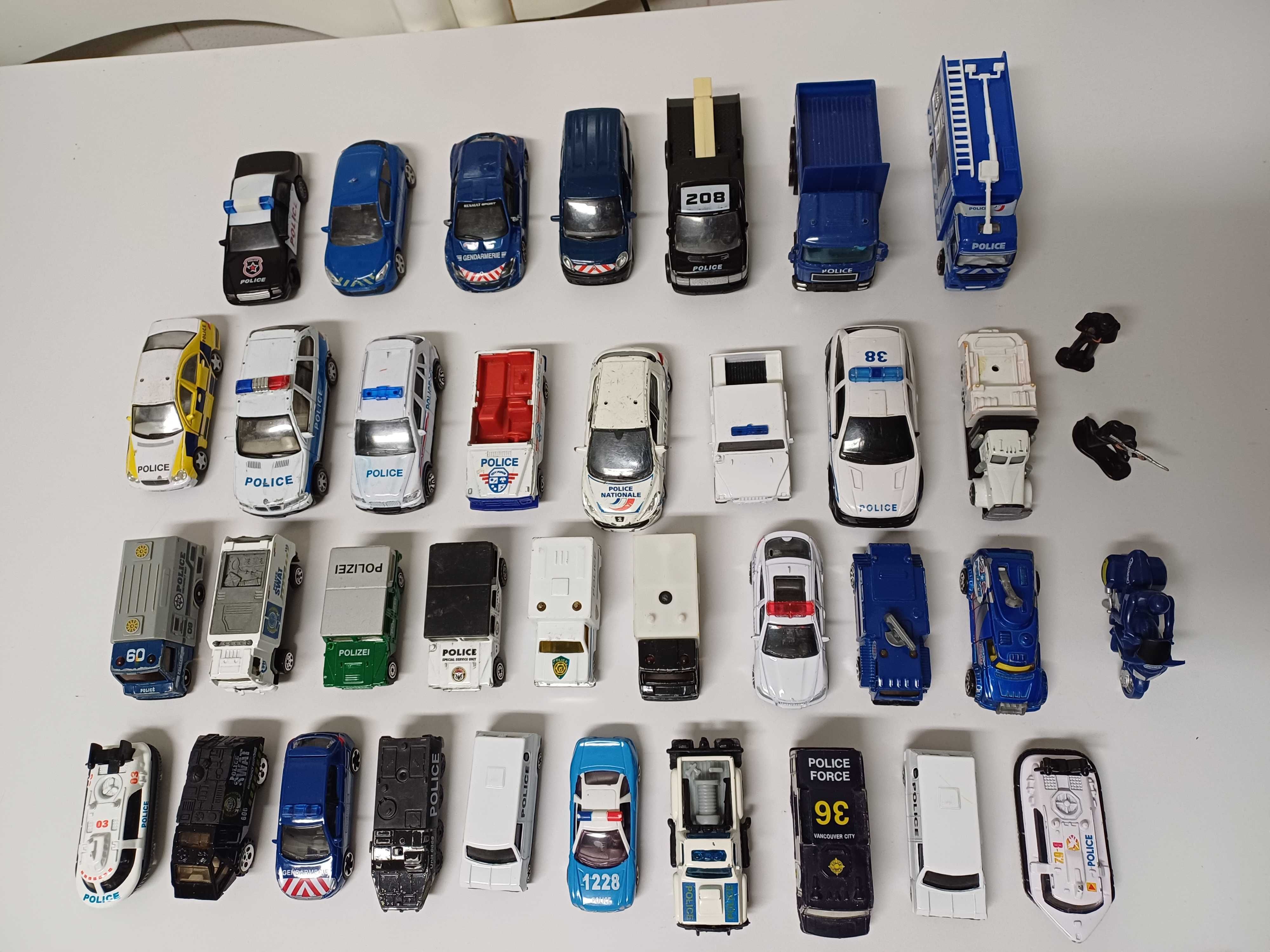 Carros da policia 33 unidades, barco, moto e duas figuras