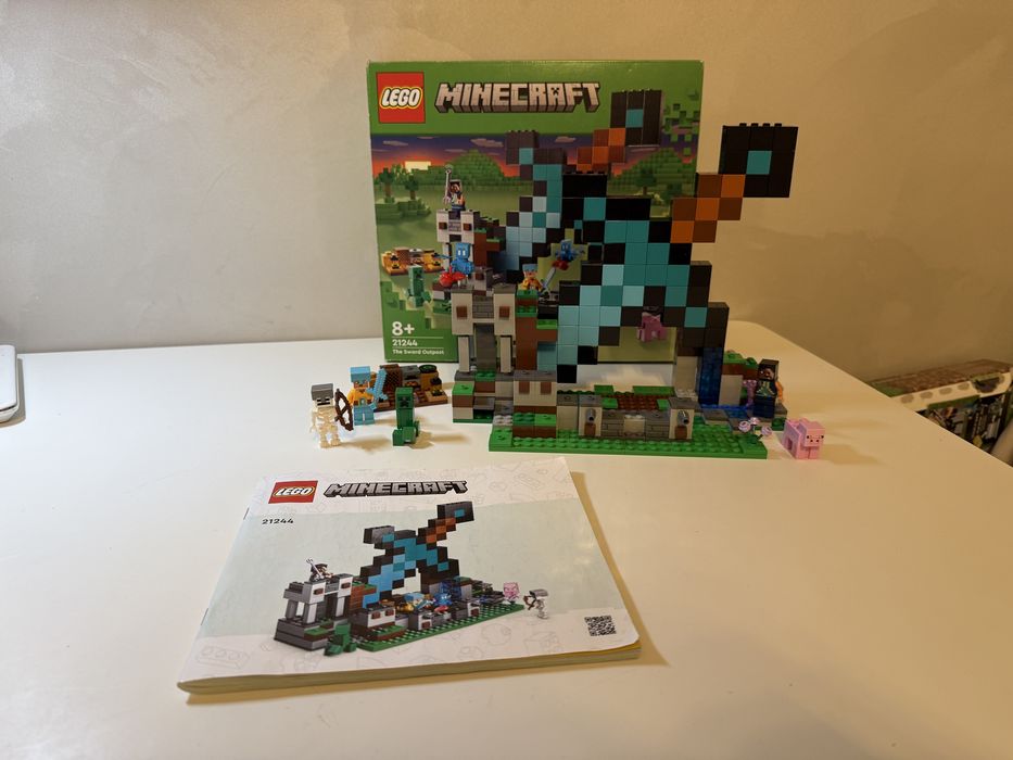 Конструктор LEGO Minecraft Форпост с мечем (21244)