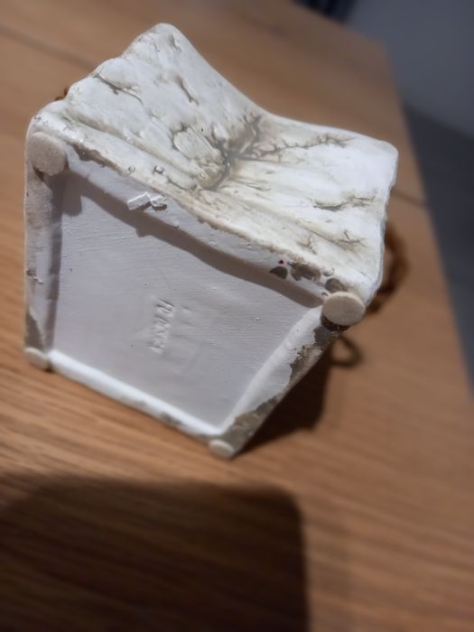 Mała doniczka osłonka ze sznurkami