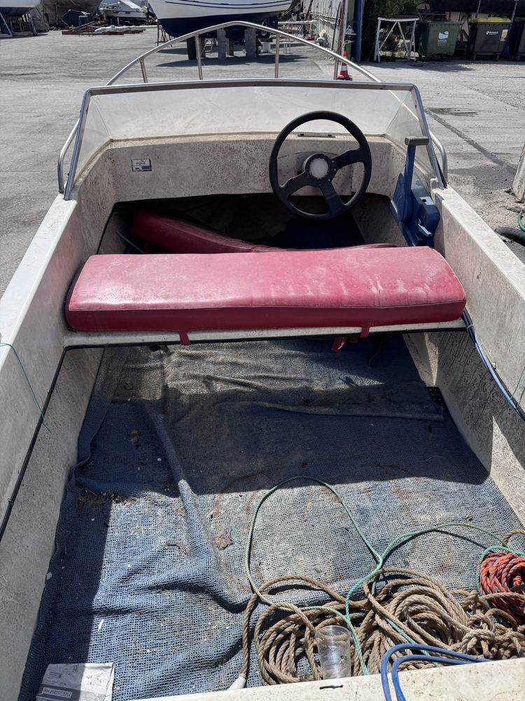 Lancha de Recreio Argus em fibra com reboque e motor