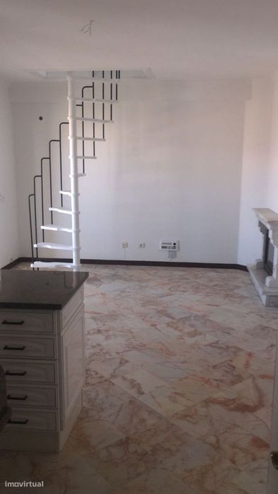 T1 renovado com parque e comércio próximo