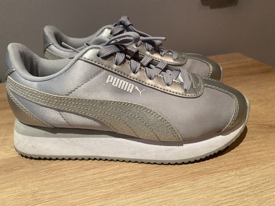 Sapatilhas Puma em cor cinza com brilho, tam.36