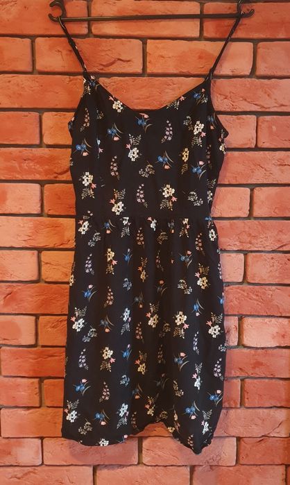 Piekna czarna sukienka w kwiatki H&M  r M