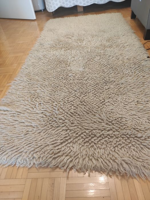 Dywanik lub narzuta na łóżko z owczej wełny