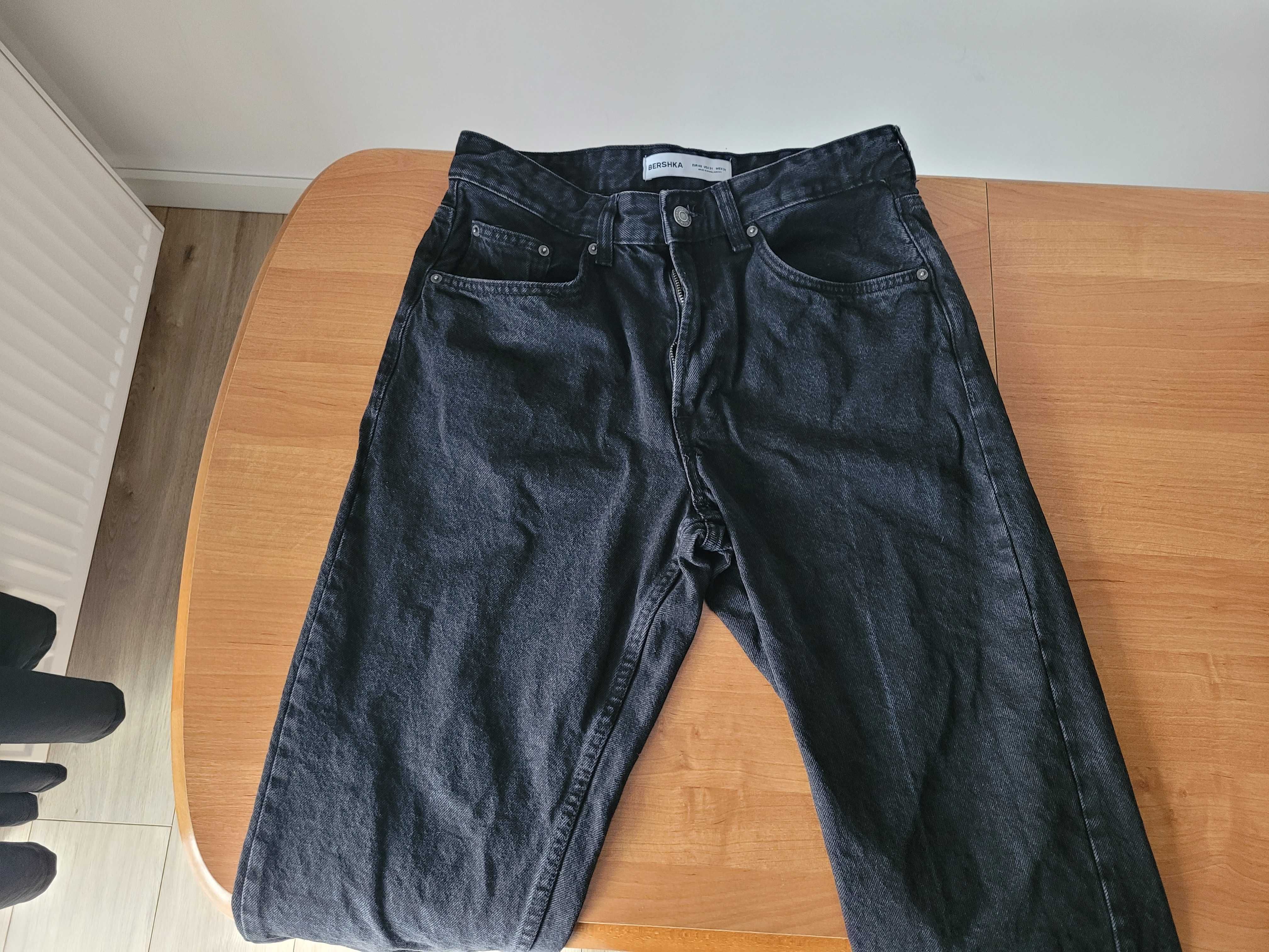 Spodnie męskie Bershka - Czarne jeansy straight fit EUR 40