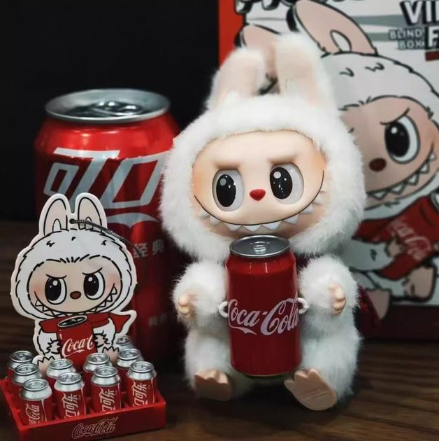 Мяка іграшка брелок Лабубу ко-какола Coca Cola