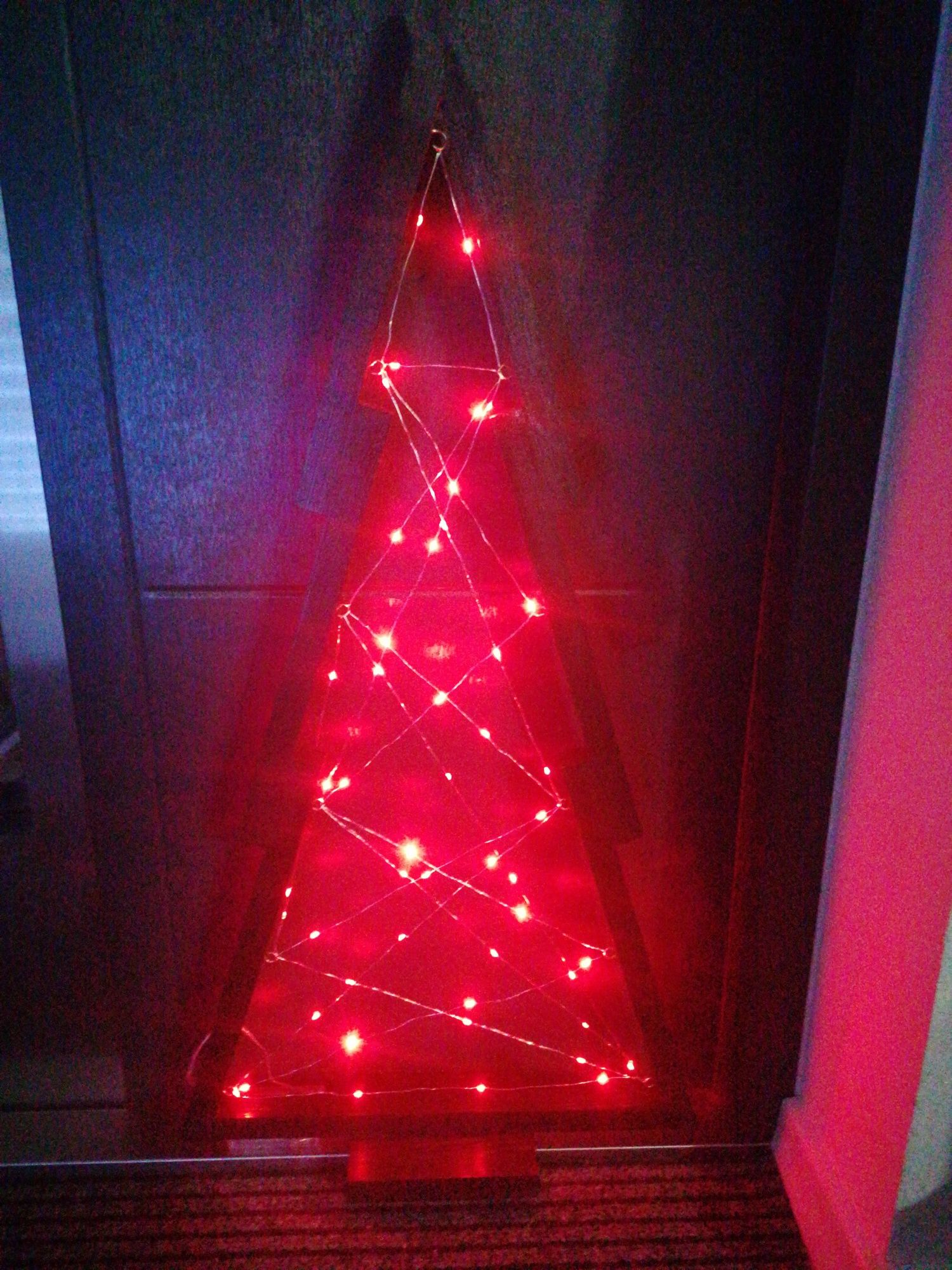 Choinka z drewna lampki LED