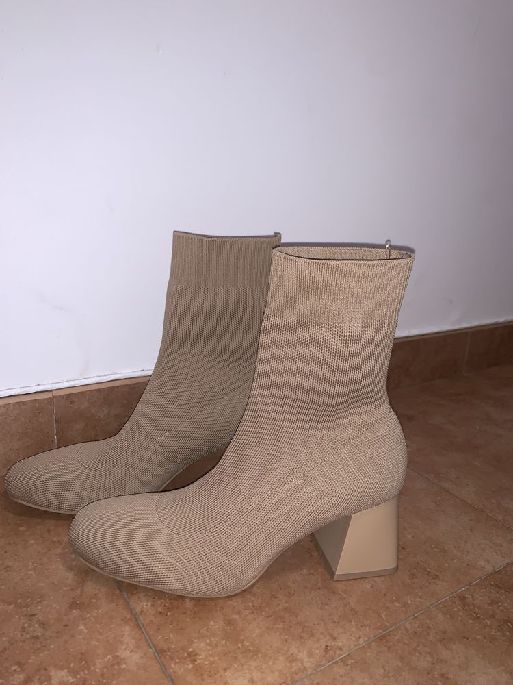 Botas acima do torzelo de salto grosso