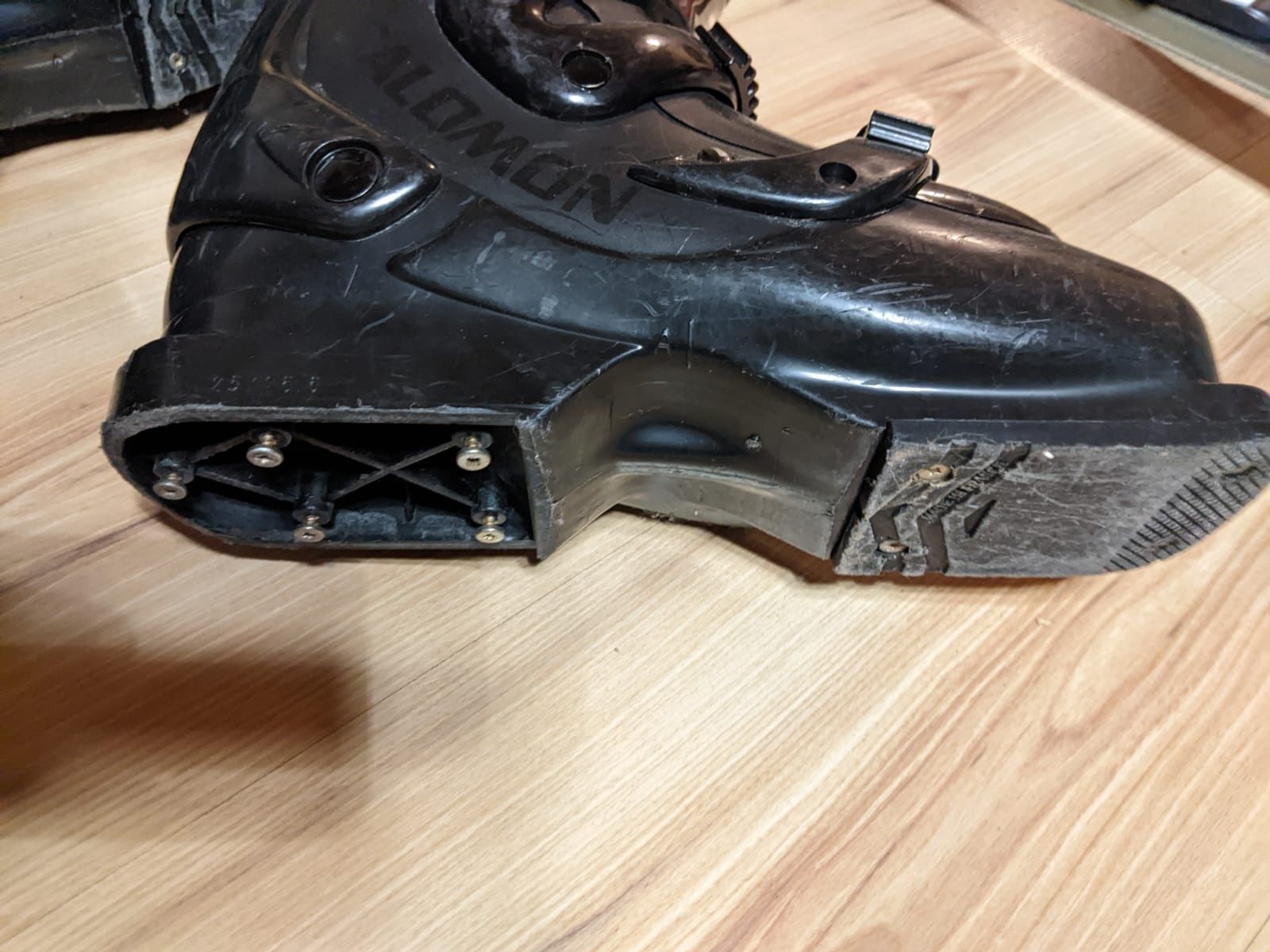 Narty zjazdowe, buty narciarskie, kask