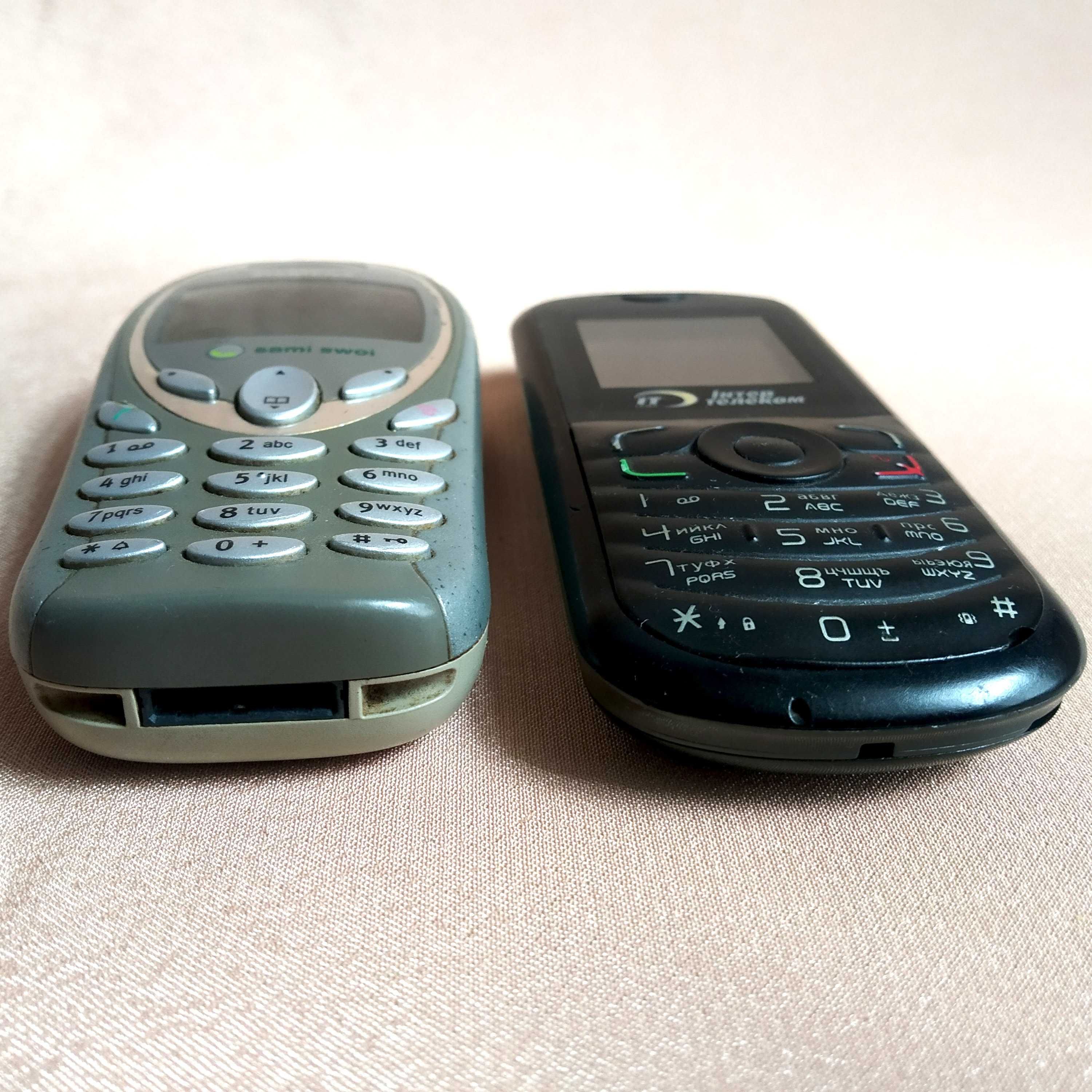 Два кнопочні телефона