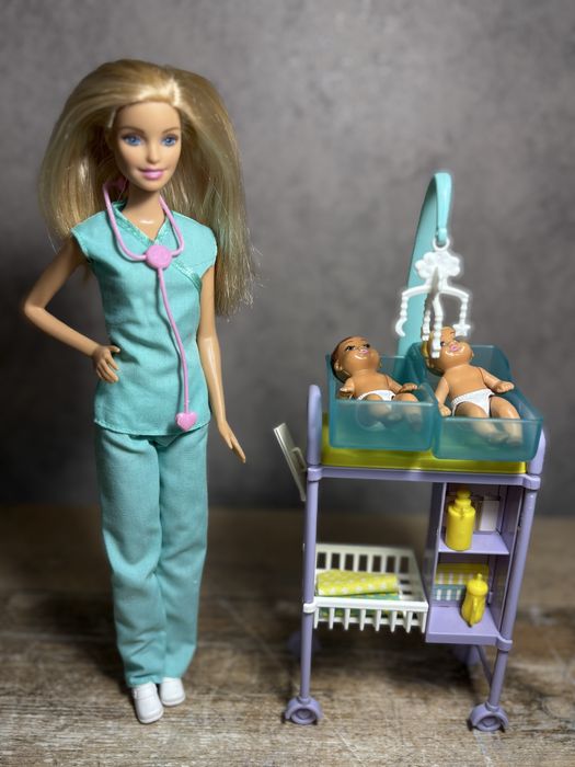 Лялька Барбі педіатр