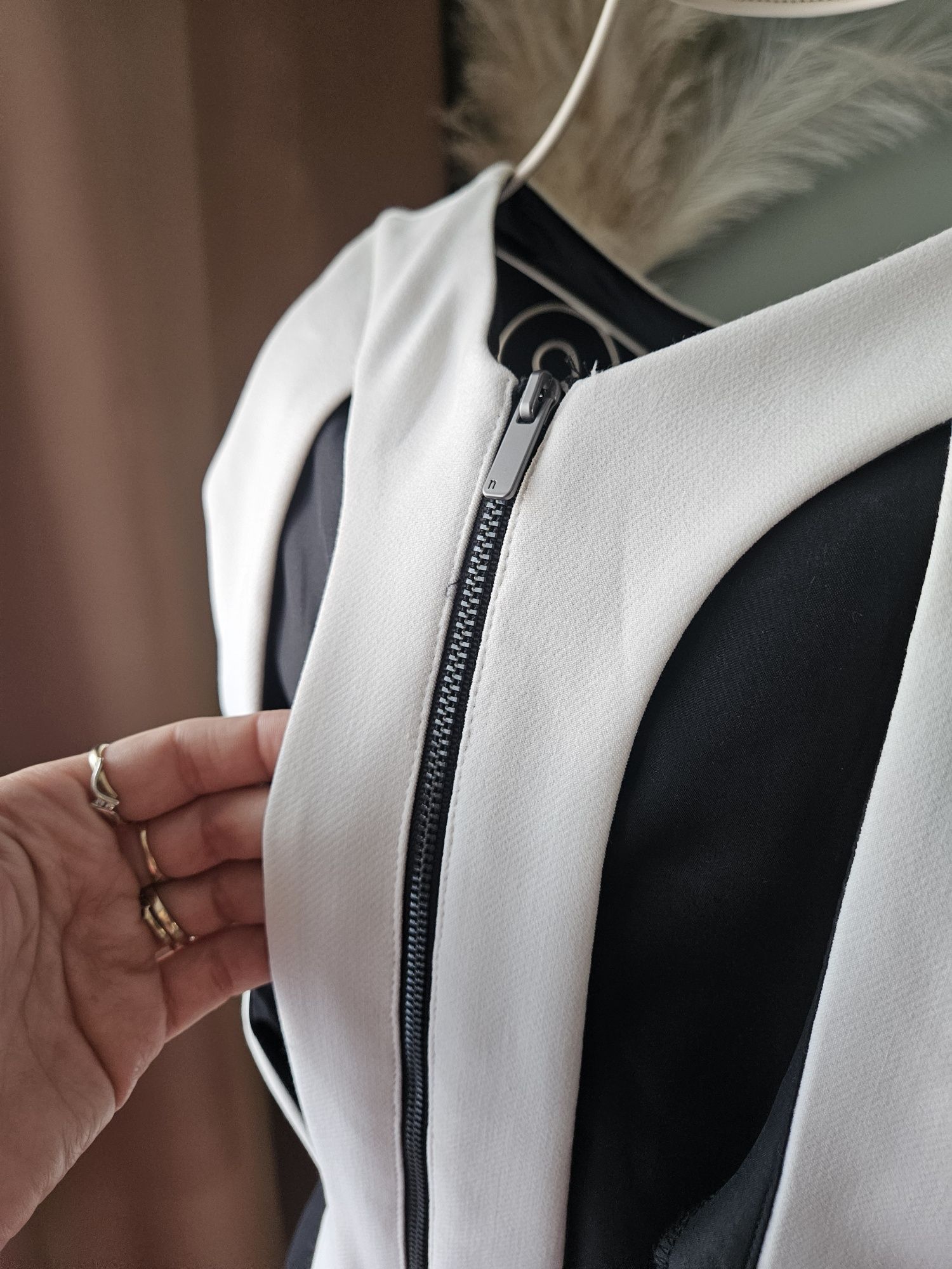 Elegancka czarno-biała sukienka damska Next Tailoring z ozdobnym tyłem