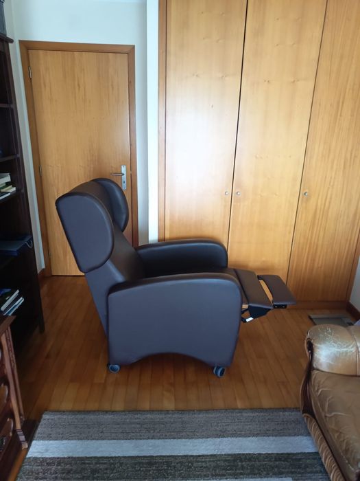 sofá relax exótico com rodas e abas laterais-cast