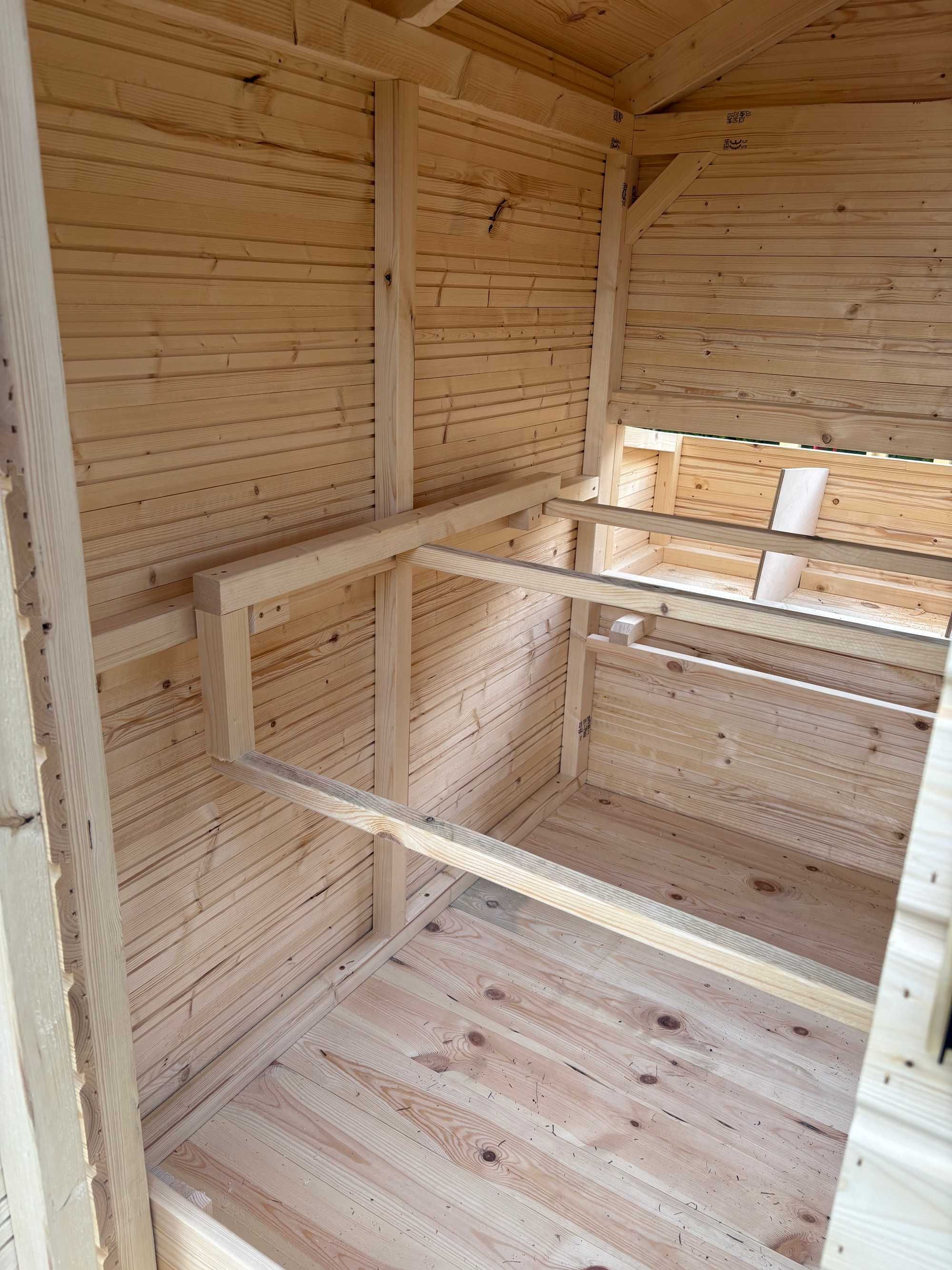 Kurnik ok 10-12 kur, głębokie ściółkowanie. Świerk, c24.
