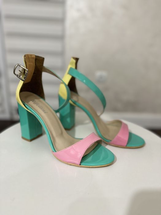 Продаю лакові босоніжки