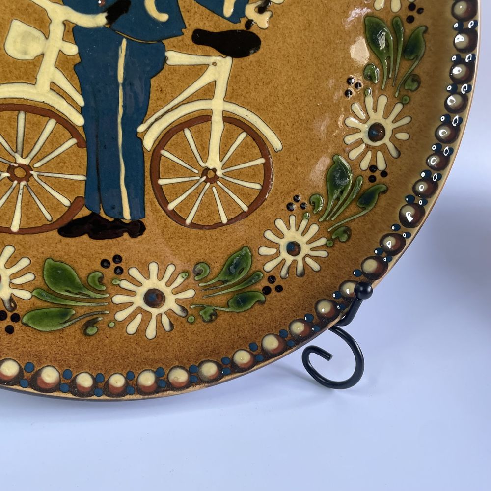 Ceramiczny talerz ręcznie malowany rowerzysta rower listonosz urzędnik