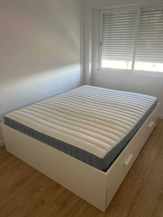 Cama e colchão à venda, com apenas 1 ano de uso, quase novos