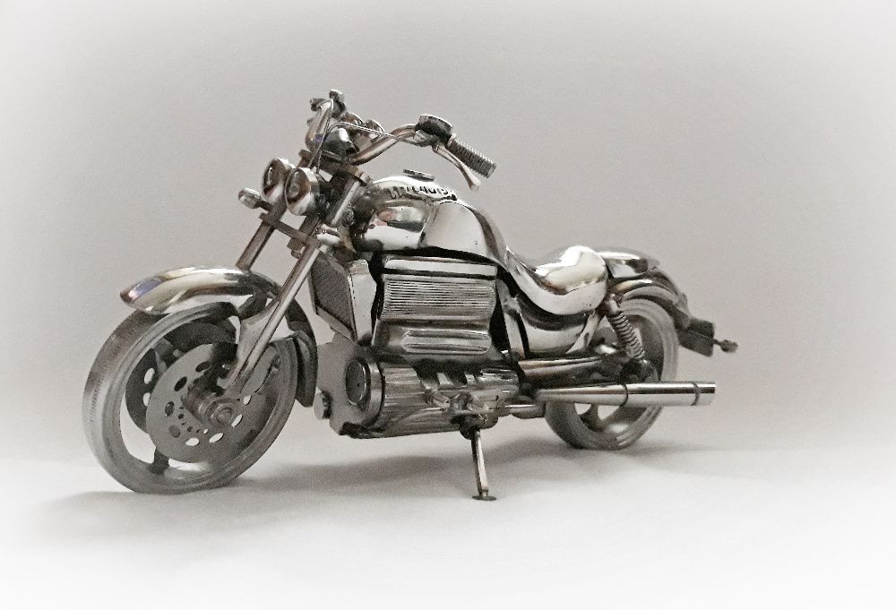 Prezent motocykl Triumph  metaloplastyka