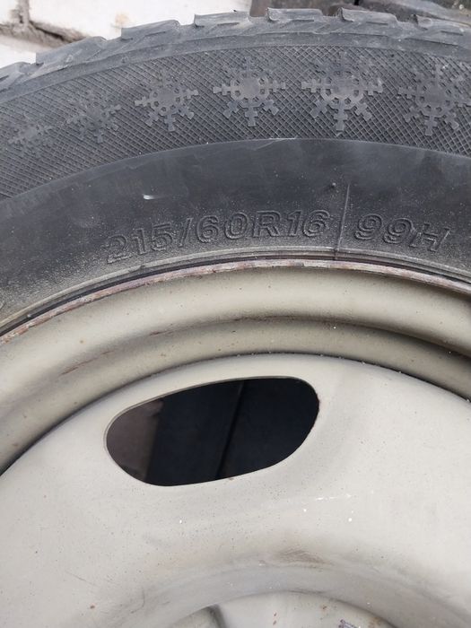 Продам зимнюю резину на дисках 215/60 R16