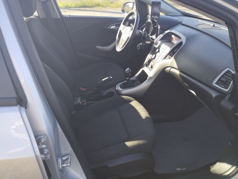 Опель Astra j продам