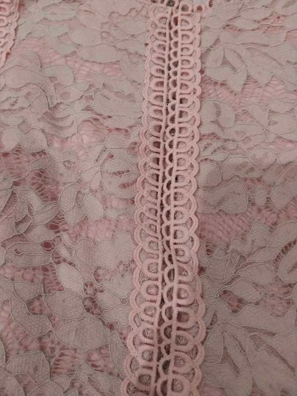 Top Curto Rosa Bebé em Renda com Detalhes Ondulados – Sem Marca