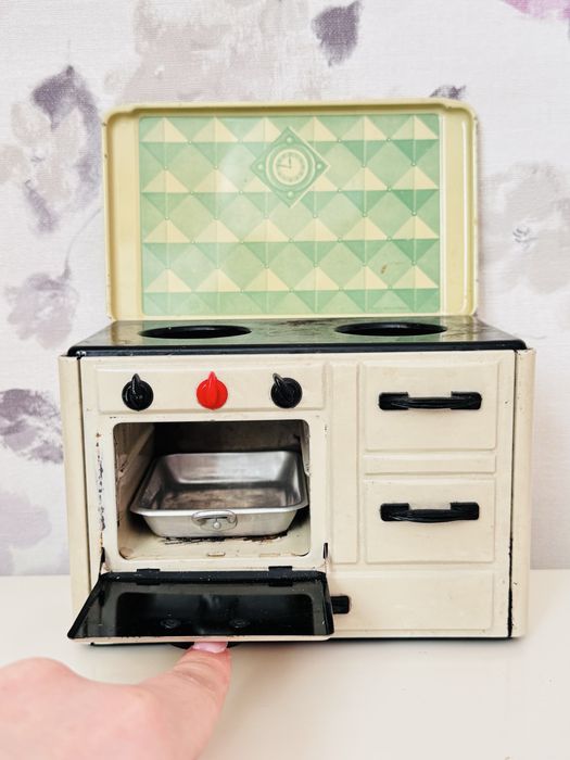 Metalowa kuchenka do domku dla lalki, retro mebelek