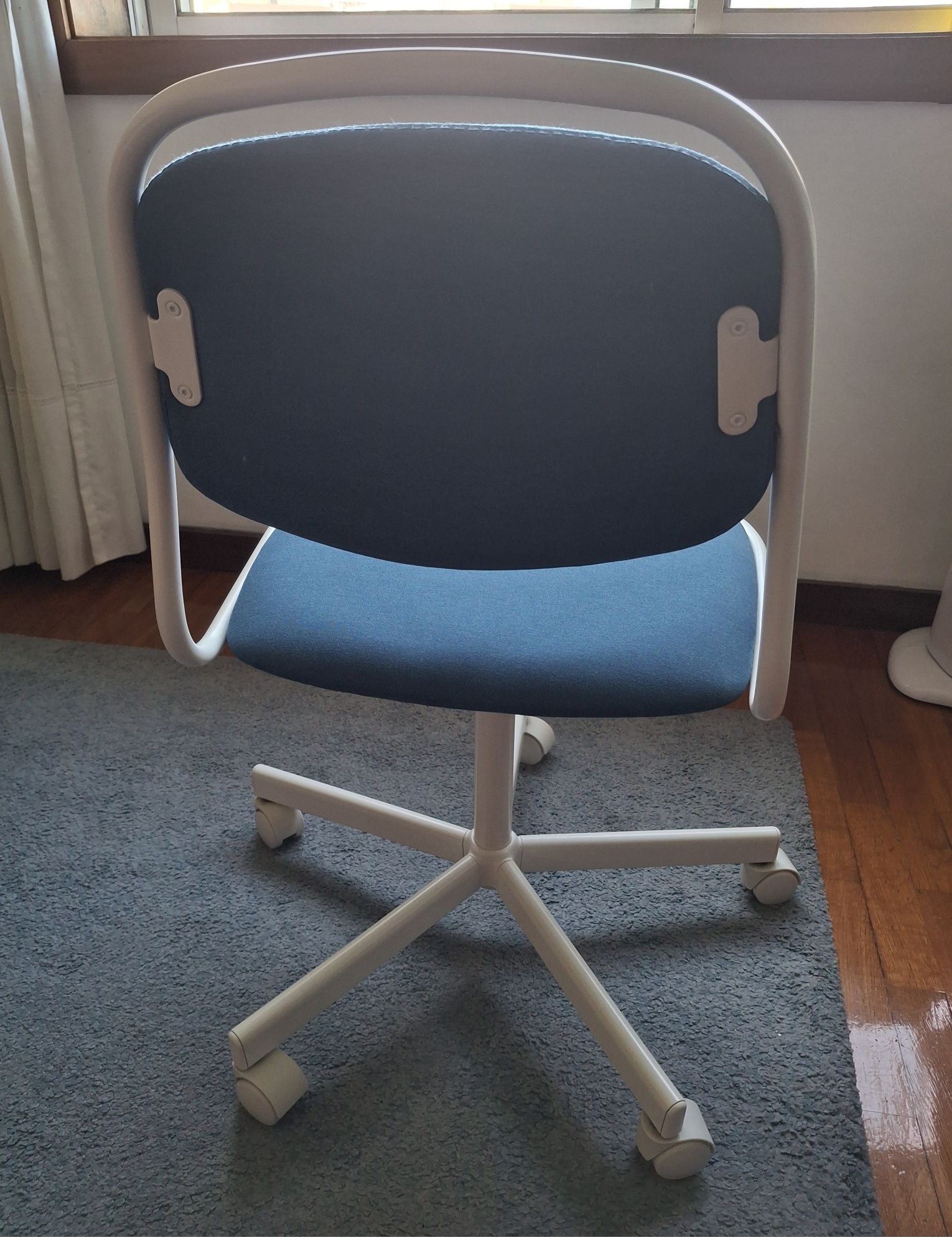 Secretária MICKE  com cadeira giratória ÖRFJÄLL ( Ikea )