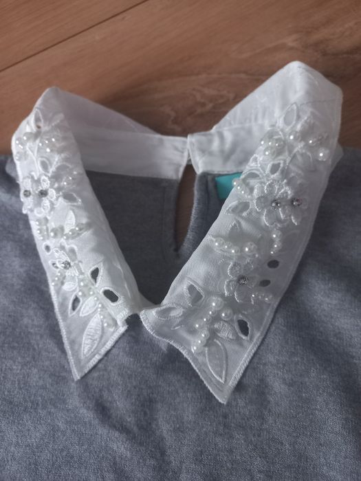 Elegancki Sweterek z krysztalkami na  kołnierzyku