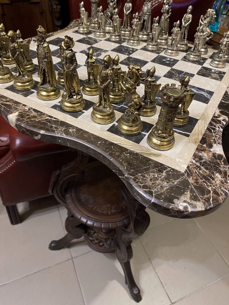 Шахматный стол с фигурами шахи бронза