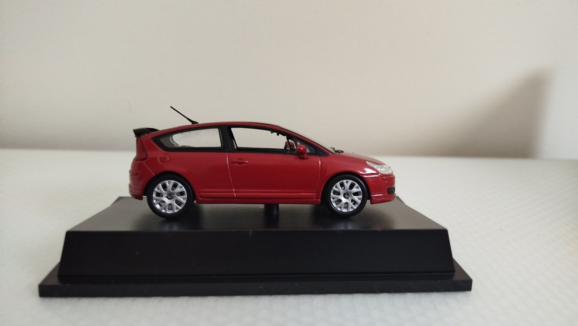 Miniatura Citroen C4 Coupé 1/43 Nova