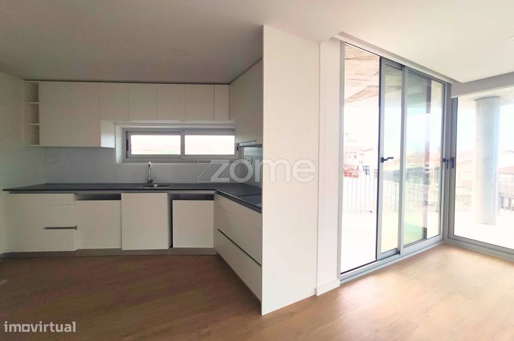 Apartamento T3 muito recente com duas suites e varanda em Espinho