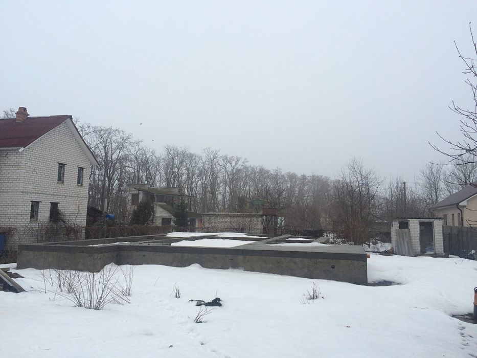 Участок у воды с фундаментом в Подгородном