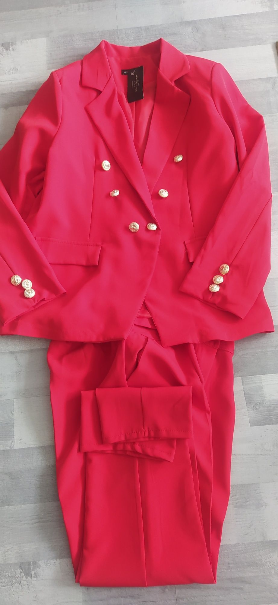 Śliczny nowy czerwony garnitu damski r