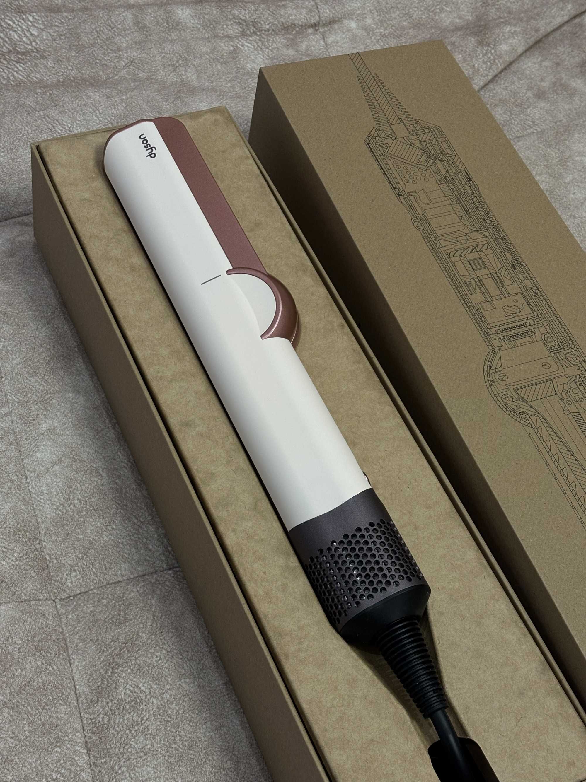 Новий вирівнювач від Дайсон Dyson HT01 в трьох кольорах. фен стайлер