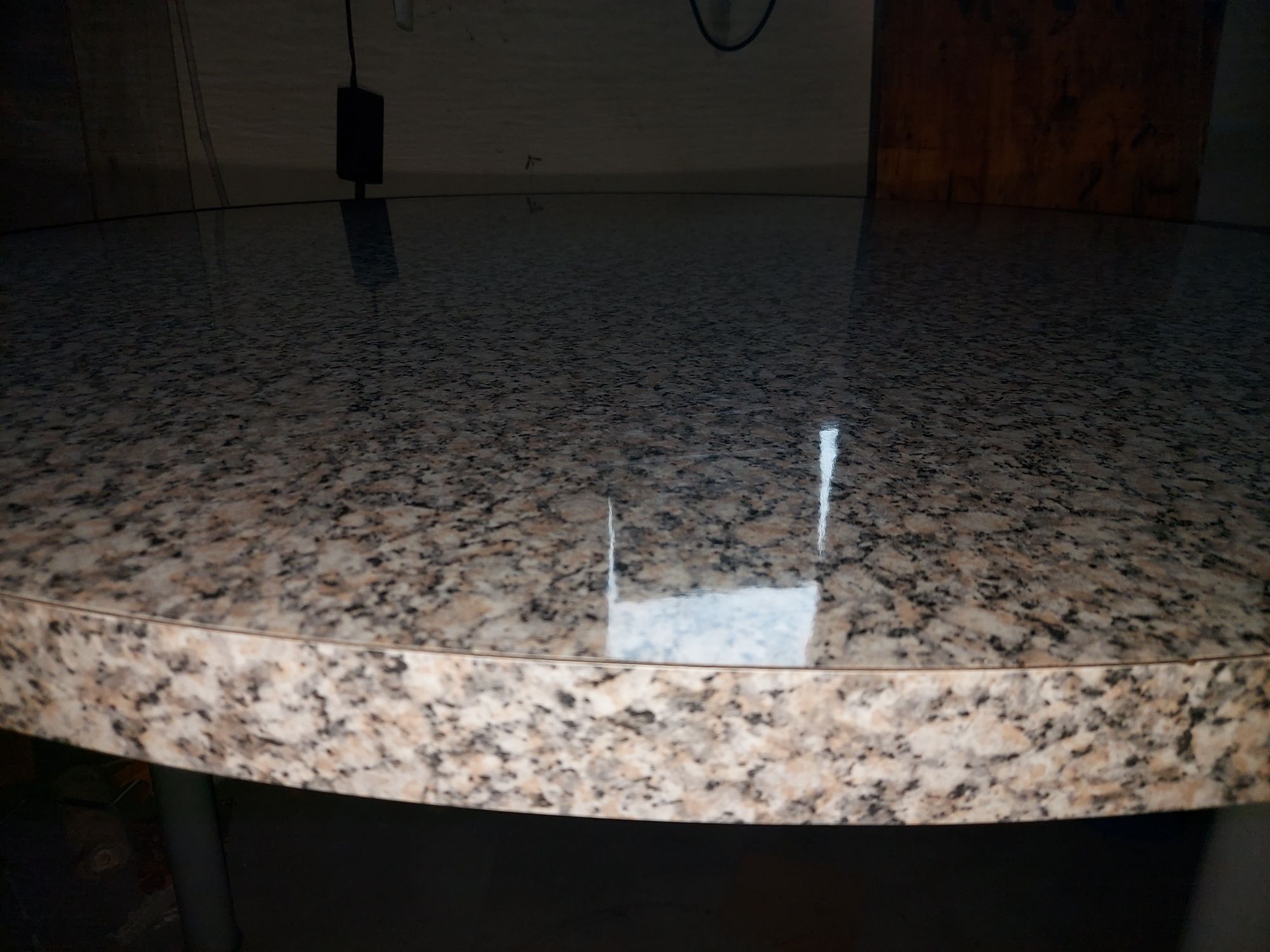 Stół z okleiną z marmuru