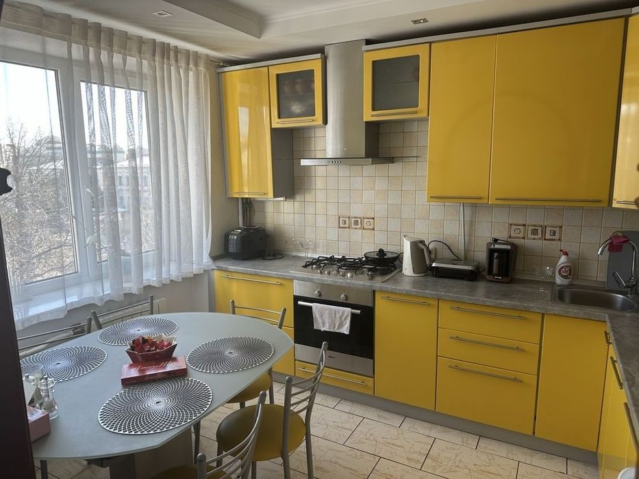 Продається простора 4 - кім. квартира в центрі з видом на Лебединку "