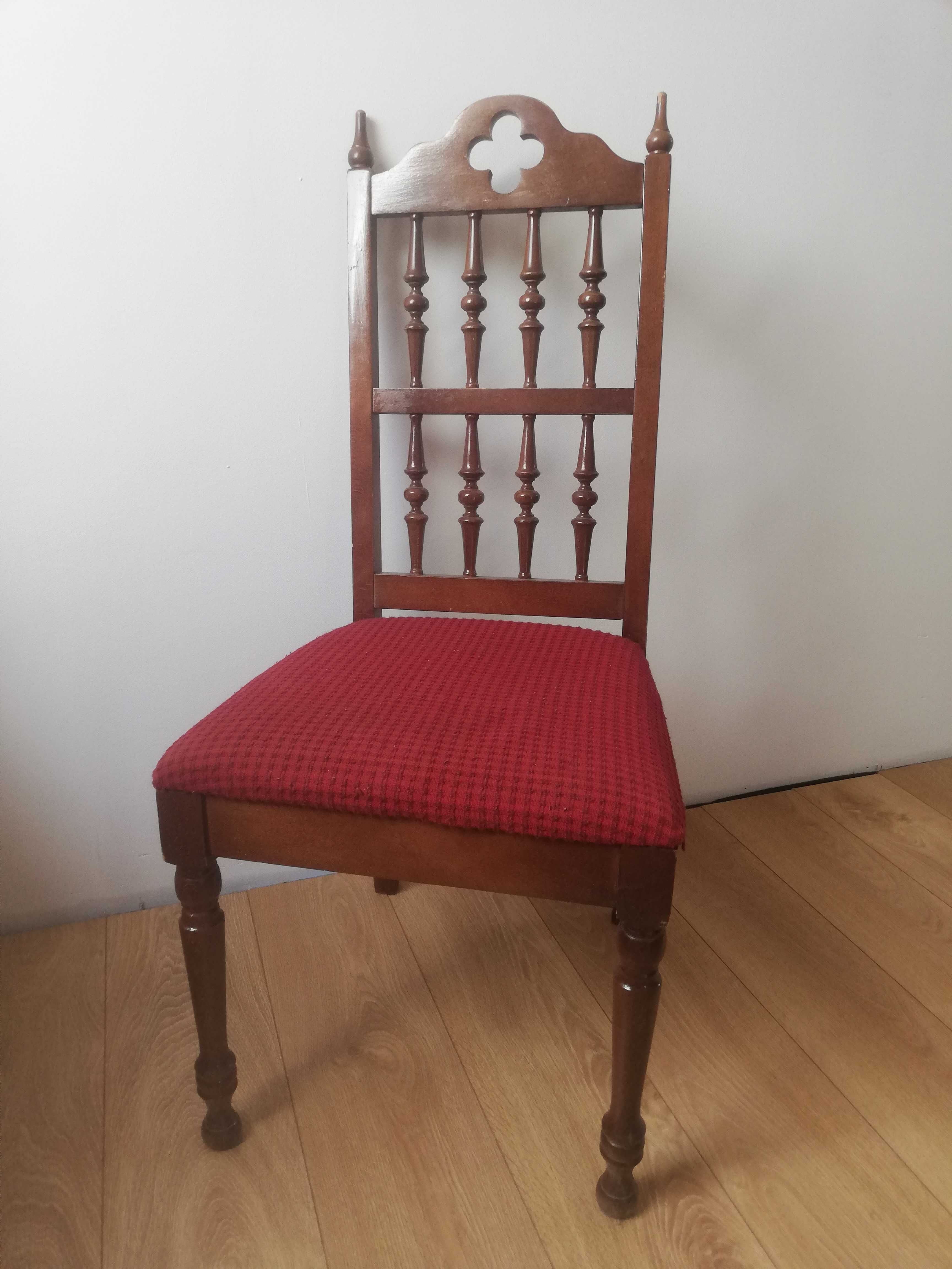 Krzesła drewniane tapicerowane i stół