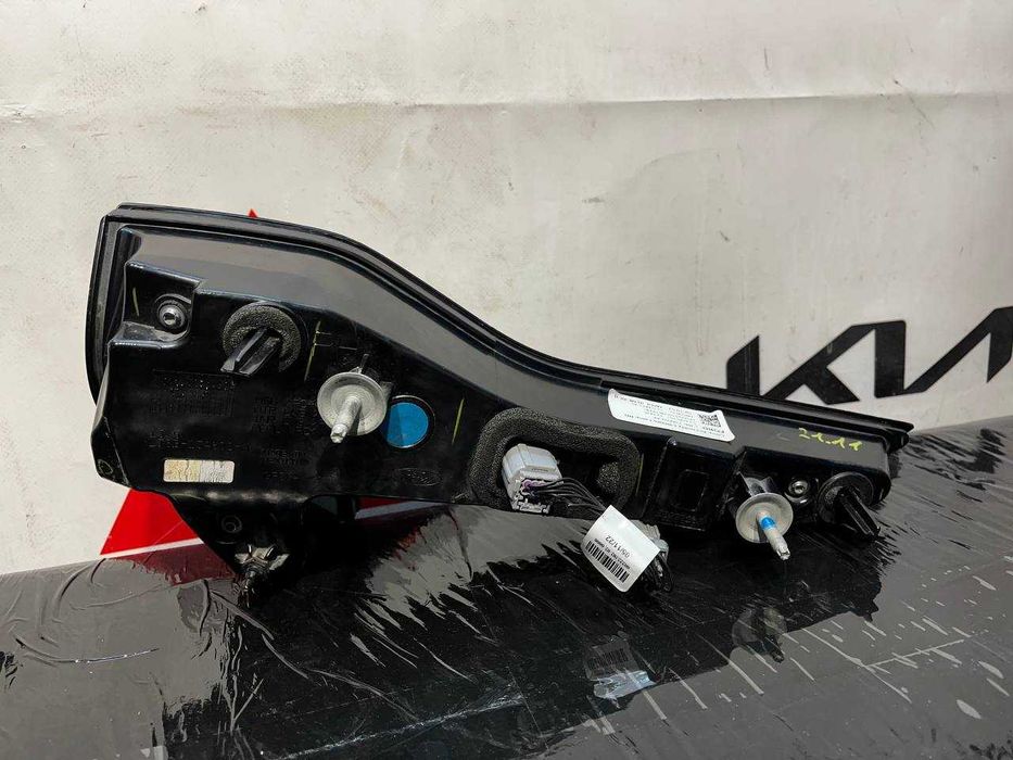 ліхтар в кришку багажника правий Ford Mustang Mach-E