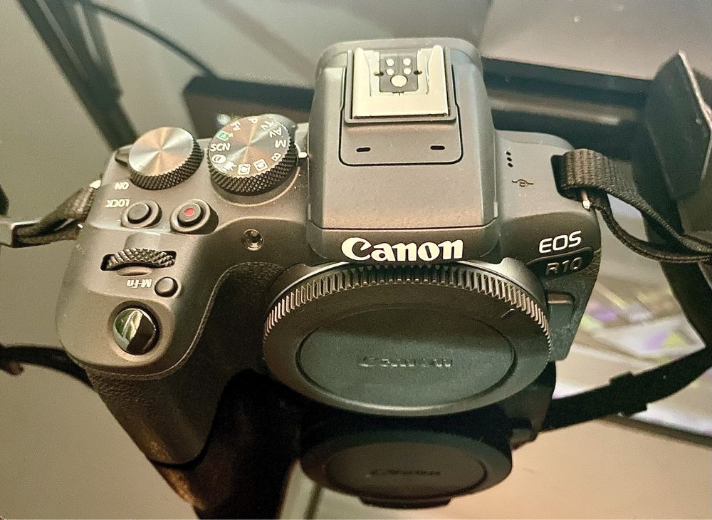 Canon R10 como nova