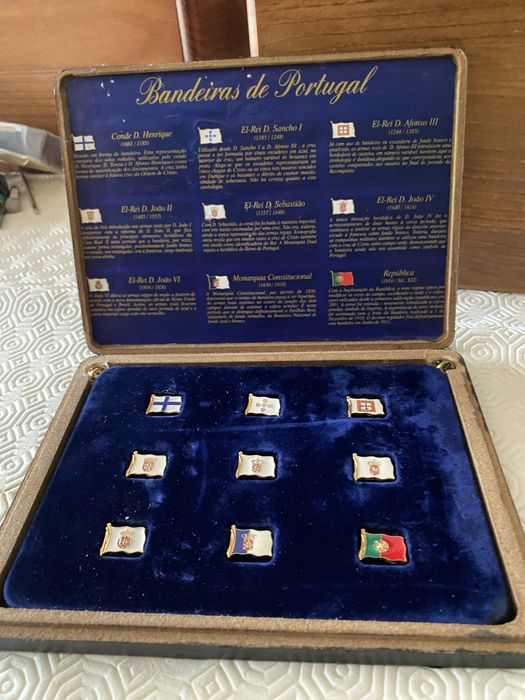 Coleção completa Pins Bandeiras de Portugal, com estojo